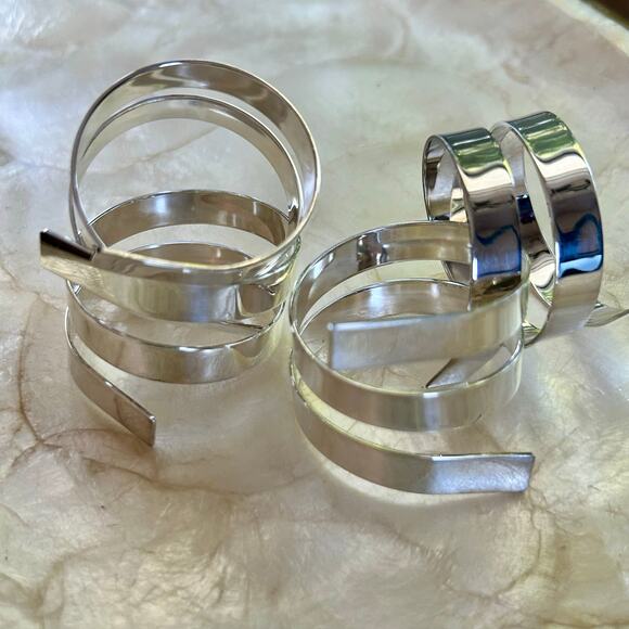 Set of 4 Modern Silver-Plated Spiral Napkin Rings – Minimalist Table Decor - Picture 10 of 15